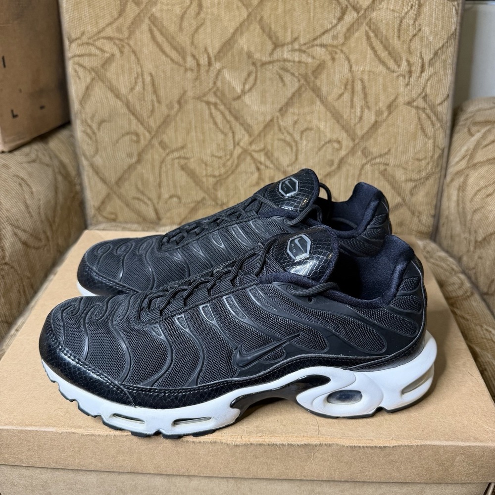 Nike Air Max Plus SE Black 862201-004 Women's Size 9.5 Running Shoes Sneakers